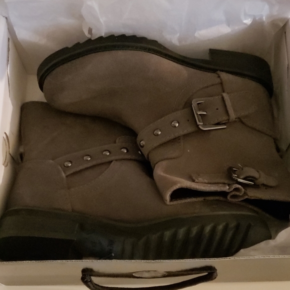 Boots - Picture 2 of 4